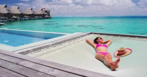 Luxe Resort Vakantie Toeristische Vrouw Ontspannen Overwater Catamaran Netto Bed — Stockvideo