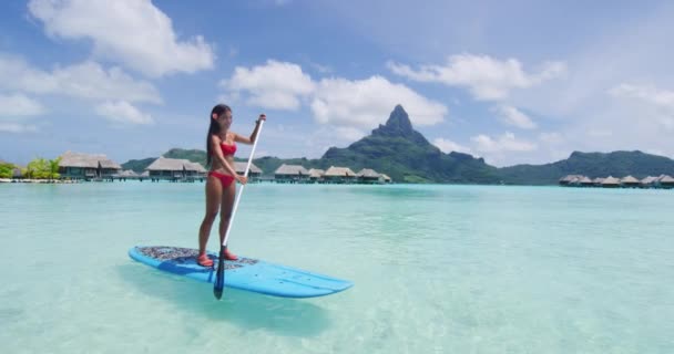 Paddleboard Vrouw Ontspannen Bora Bora Luxe Hotel Resort Vakantie Tahiti — Stockvideo