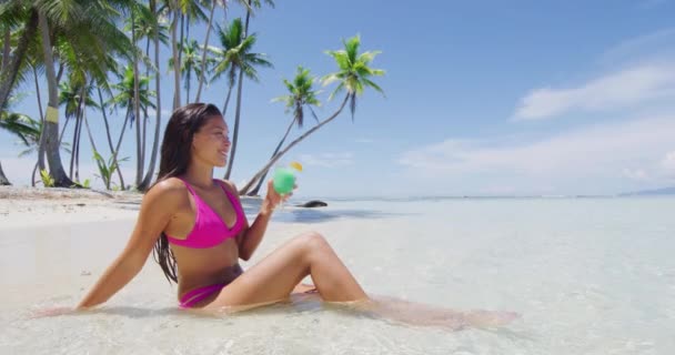 Beach Semester Paradis Solbränd Kvinna Dricka Cocktail Dricka Avkopplande Liggande — Stockvideo