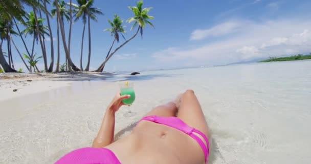 Praia Mulher Férias Sol Bronzeamento Bebendo Azul Bebida Havaiana Verão — Vídeo de Stock
