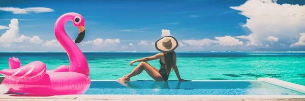 バケーションスイミングプールバナー豪華な旅行の背景女性ピンクフラミンゴフロート楽しい休日のコンセプトパノラマと無限の水上バンガローでリラックス — ストック写真