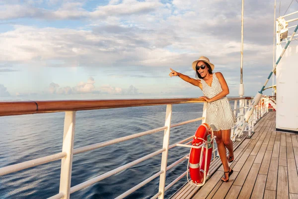 Feliz Crucero Vacaciones Divertido Viajero Mujer Señalando Viendo Ballenas Avistamiento — Foto de Stock