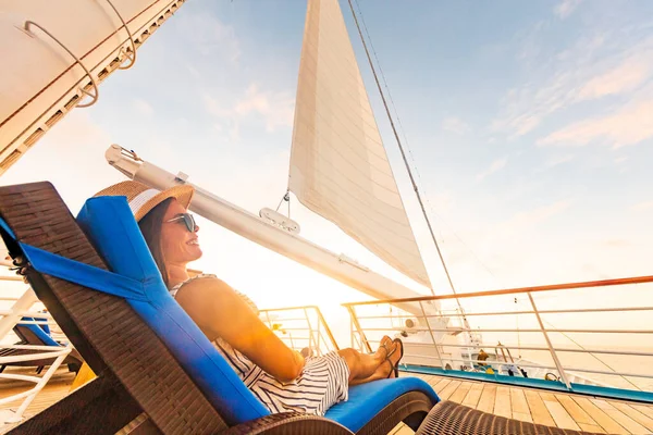 奢华的游轮度假妇女坐在躺椅上休息 享受夕阳西下的游艇甲板 乘风破浪驶向远航目的地的夏天旅行生活方式 — 图库照片