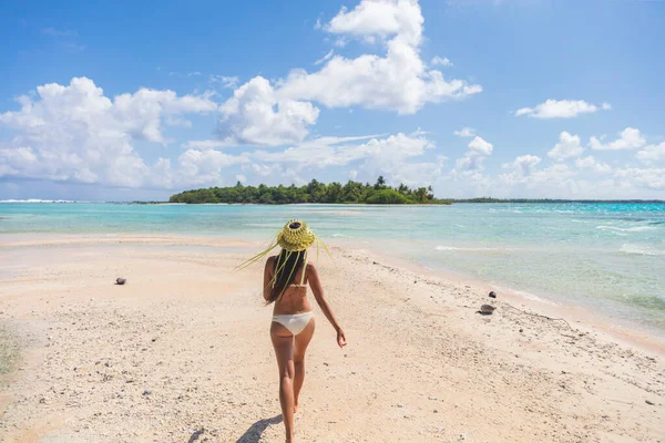 ビーチパラダイスビキニの女性は ランジロア環礁 トゥアモト諸島 フランス領ポリネシアで熱帯休暇を楽しんでいます — ストック写真