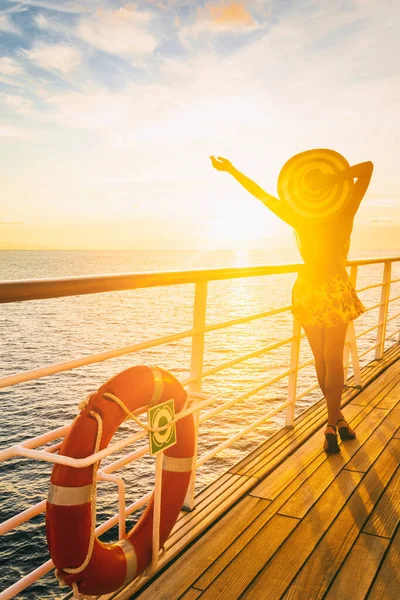クルーズ船の休暇女性海上旅行の休暇を楽しんでします 両手を自由に海を見て無料屈託のない幸せな女の子 — ストック写真