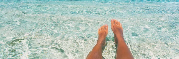 休憩脚 海滩度假 夏季横幅背景 在热带旅游目的地休憩的女子 身穿蓝色水景泳衣 — 图库照片
