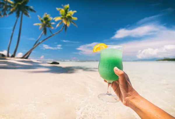 Blue Hawaiian Dricka Cocktail Kvinna Dricka Curacao Likör Stranden Semester — Stockfoto