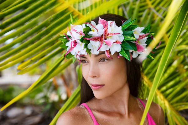 Tahití Belleza Mujer Usando Flor Cabeza Corona Tradicional Tahitiano Accesorio — Foto de Stock