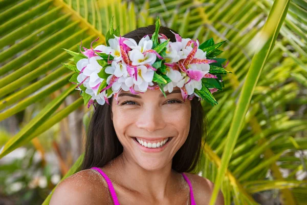 タヒチの花冠は 桃の頭飾り花輪文化的な装飾を身に着けている女性の笑みを浮かべています フランス領ポリネシアのボラ 美容アジア多民族モデル笑顔上のヤシの木の背景 — ストック写真