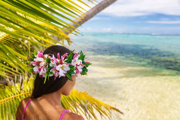 Hawaje Plaża Kobieta Tancerka Luau Relaks Noszenie Wieniec Świeżych Kwiatów — Zdjęcie stockowe