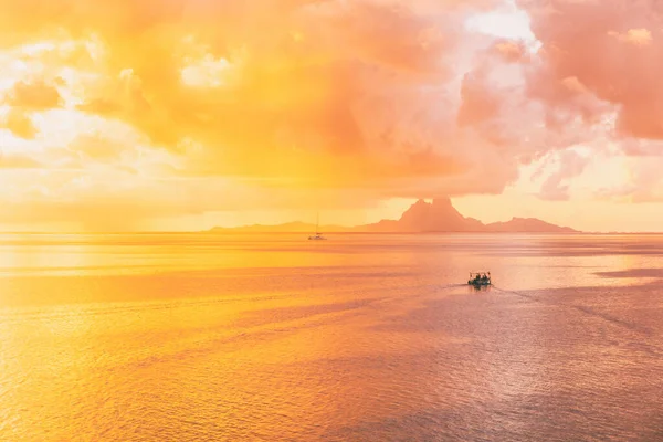Tahiti Sunset Idyllic Reflections Sun Setting Ocean Yellow Glowing Colors — Stock Photo, Image