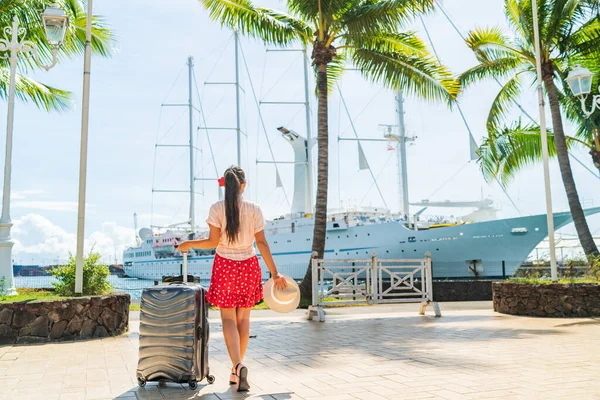 载着行李箱上船的游轮旅客 塔希提岛的女游客 — 图库照片