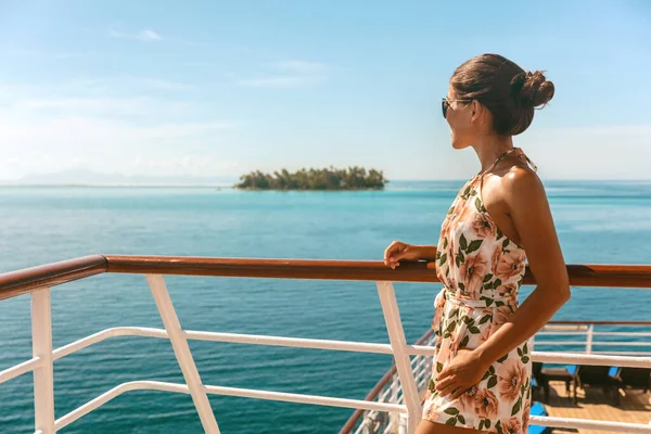 クルーズ船旅行休暇セーリングボートのデッキから海を見て豪華な観光の女性 豪華なタヒチボラボラ フランス領ポリネシアの目的地夏のライフスタイル ストックフォト