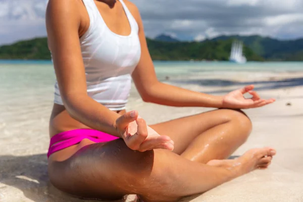 海滩上的瑜伽课 女性冥想莲花 手放在泥泞的位置上 以集中精神和精力 健康和健康 图库图片
