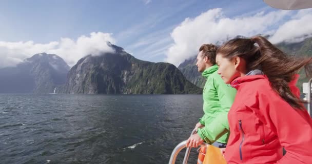 Risteilyalusturisteja Venekierroksella Milford Soundissa Fiordlandin Kansallispuistossa Uudessa Seelannissa Onnellinen Pari — kuvapankkivideo