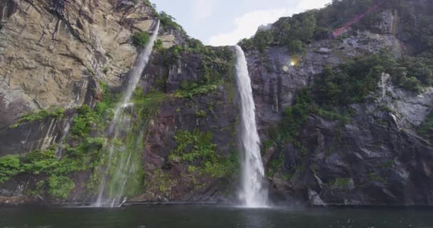 Milford Sound New Zealand Waterfall Sett Utifrån Kryssningsfartyg Fiordland National — Stockvideo