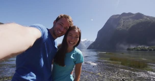 Casal Levando Selfie Vídeo Divertindo Viagens Nova Zelândia Milford Sound — Vídeo de Stock