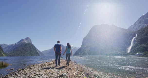 Nowa Zelandia Turysta Wędrujący Parą Patrząc Milford Sound Cieszący Się — Wideo stockowe