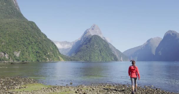 Nya Zeeland Turistvandring Milford Sound Mitre Peak Fiordland Kvinna Nya — Stockvideo