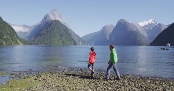 纽西兰游客在密特朗峰附近的米尔福德湾徒步旅行 游览新西兰南岛著名旅游胜地和旅游景点的夫妇 — 图库视频影像
