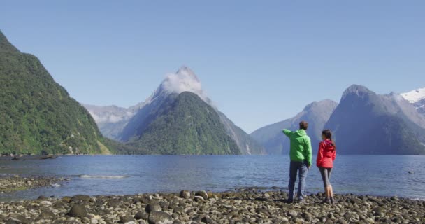 Milford Sound Tourist Couple Hiking New Zealand Enjoying Iconic View — Stock Video