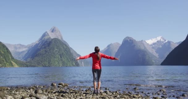 Harmonia Naturą Szczęśliwa Wolna Kobieta Wędrówką Ciesząca Się Milford Sound — Wideo stockowe