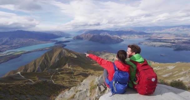 Wanderlust Aventura Caminhadas Viagem Férias Conceito Com Caminhantes Relaxante Olhando — Vídeo de Stock