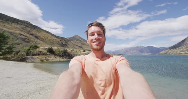 Selfie Video Hombre Paisaje Natural Nueva Zelanda Viaje Playa Orilla — Vídeos de Stock