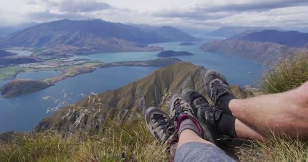 ハイキングブーツで冒険放浪欲とハイキング旅行休暇のコンセプトが閉じます ハイカーカップルは有名なハイキングをして ニュージーランドの南島のロイズピークに向かいます カップル休息とリラックス — ストック動画