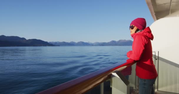 Alaska Rejs Statkiem Turystycznym Kobieta Obserwująca Krajobraz Natury Balkonu Kabiny — Wideo stockowe
