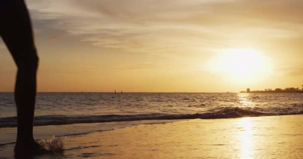 Женщина Бежит Пляже Закате — стоковое видео
