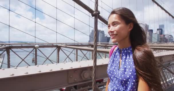사람들 맨해튼에 브루클린 다리를 아름다운 드레스를 여름에 — 비디오