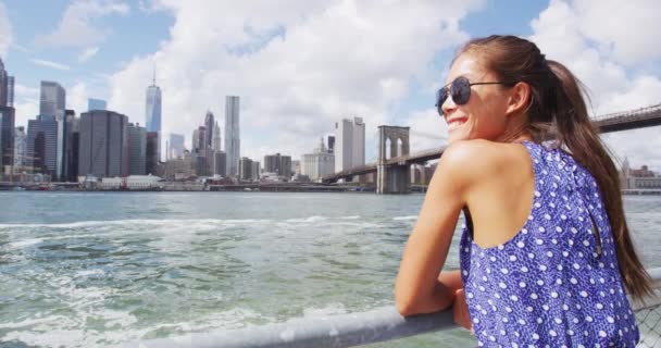 Νέα Υόρκη Γυναίκα Κοιτάζοντας Brooklyn Bridge Και Θέα Στο Κέντρο — Αρχείο Βίντεο