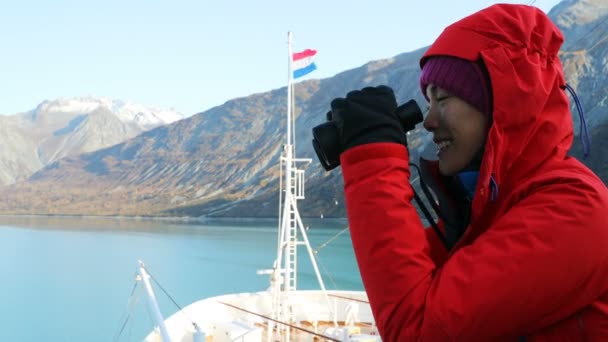 Touristen Betrachten Die Landschaft Der Alaska Glacier Bay Mit Ferngläsern — Stockvideo