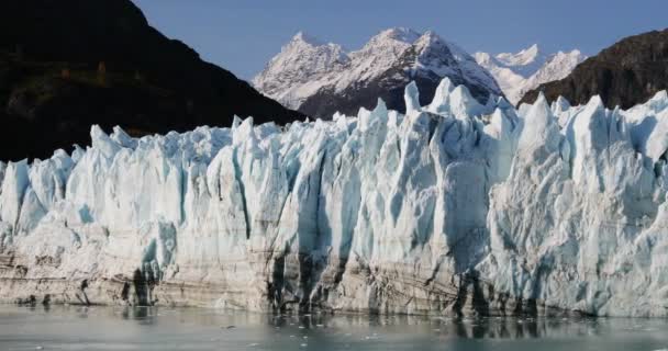 氷河の融解 地球温暖化と気候変動の概念 マージェリー氷河とマウントフェアウェザー山脈の山々とアラスカ氷河湾の風景素晴らしい氷河湾の自然 アラスカ — ストック動画