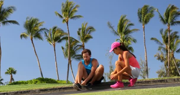 Corredores Atando Zapatillas Preparándose Para Correr Mujer Corredora Atleta Hombre — Vídeo de stock