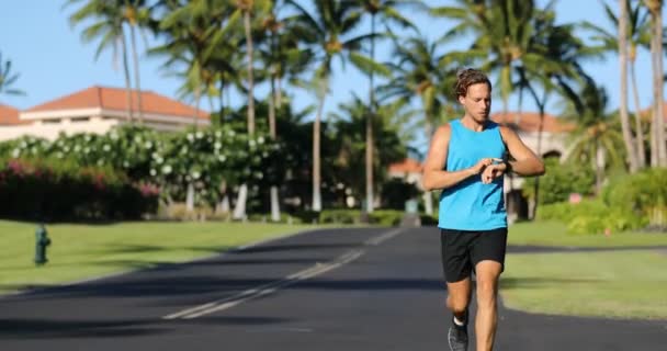 Runner Kijkt Naar Zijn Hartslagmeter Activity Tracker Smartwatch Actieve Atleet — Stockvideo