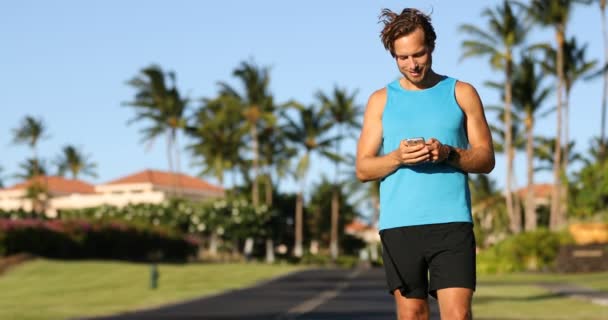 Runner Olhando Para Aplicativo Fitness Telefone Inteligente Depois Correr Atleta — Vídeo de Stock