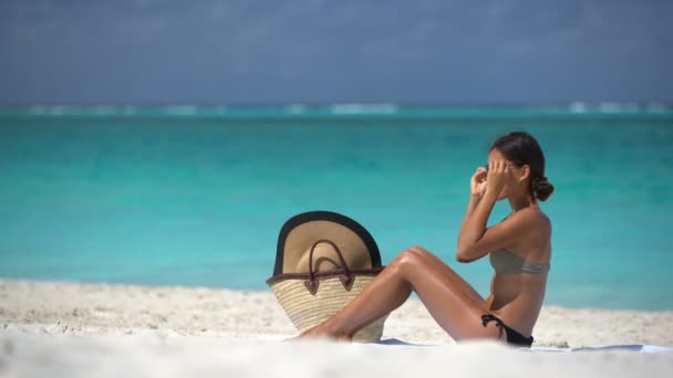 Accessori Mare Indispensabili Una Vacanza Estiva Tropicale Occhiali Sole Cappello — Video Stock