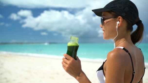 Jovem Bebendo Suco Prensado Frio Smoothie Vegetal Verde Praia Como — Vídeo de Stock