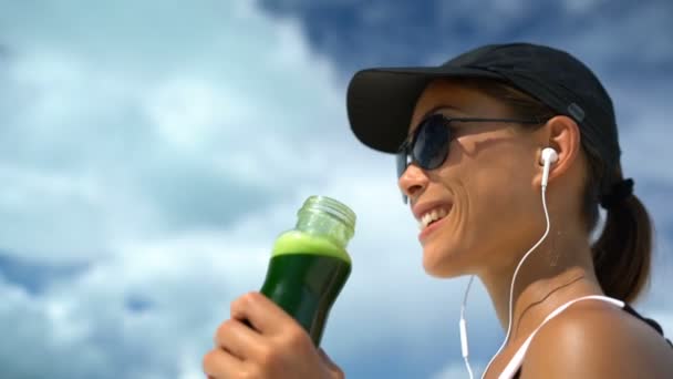Jovem Saudável Bebendo Suco Prensado Frio Smoothie Vegetal Verde Como — Vídeo de Stock