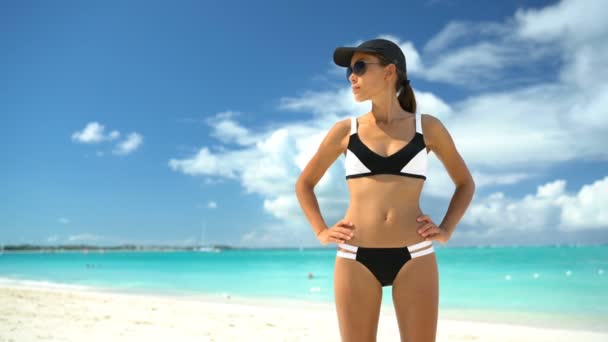 Asiatisk Bikini Kvinna Stranden Sommar Semester Sportig Badkläder Flicka Sportkläder — Stockvideo