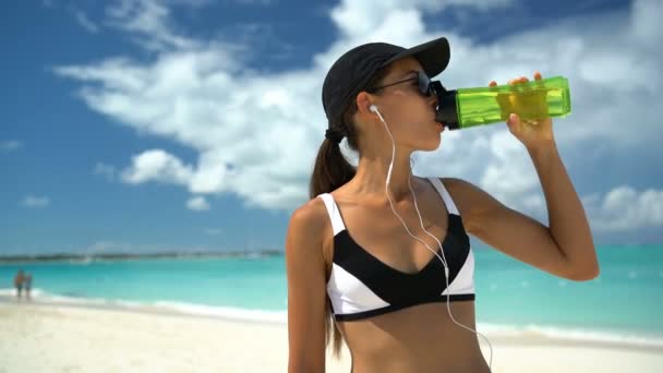 Fitness Atlética Corredora Asiática Corriendo Playa Bebiendo Botella Agua Escuchando — Vídeo de stock