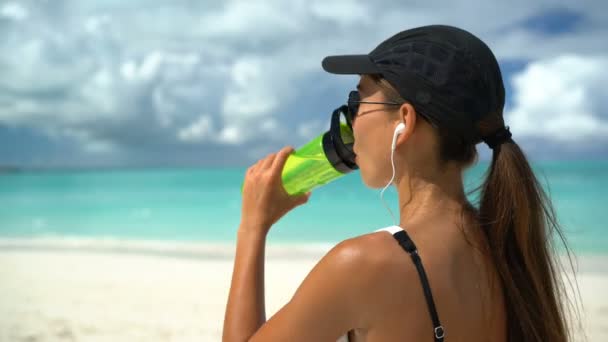 Gesunde Sportliche Asiatische Läuferin Die Strand Läuft Und Wasserflasche Trinkt — Stockvideo