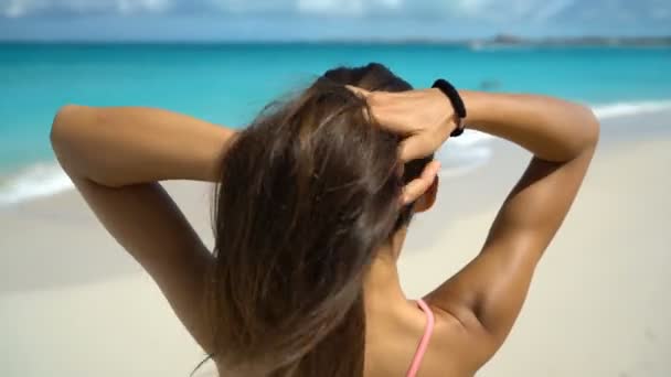 Γυναίκα Δένοντας Μαλλιά Αλογοουρά Ετοιμάζεται Για Τρέξιμο Στην Παραλία Φορώντας — Αρχείο Βίντεο
