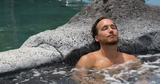 Jacuzzi Kurorcie Spa Wellness Mężczyzna Relaksujący Się Jacuzzi Odkrytym Luksusowym — Wideo stockowe