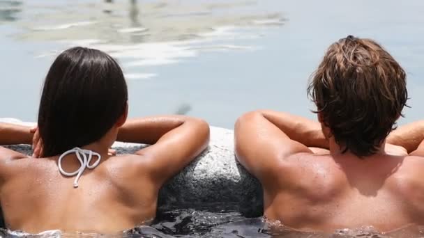 Spa 夫妇快乐健身热浴盆按摩笑玩恋爱 幸福的年轻情侣蜜月度假旅行到豪华度假村水疗 英俊的男人和漂亮的亚洲女子 — 图库视频影像