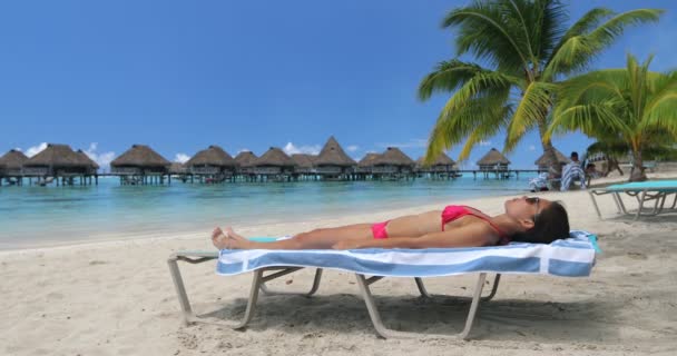 Vacanza Spiaggia Viaggi Abbronzatura Giovane Donna Sul Relax Sulla Spiaggia — Video Stock