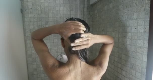 Duşta Şampuan Yıkayan Banyoda Saç Yıkayan Bir Kadın — Stok video