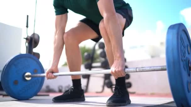 Tyngdlyftning Fitness Man Bodybuilding Eller Powerlifting Utomhus Gym Bodybuilder Gör — Stockvideo